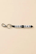 Porte-clef Dog Dad en perles acryliques blanches lettres noires et mauvais œil sur anneau argenté