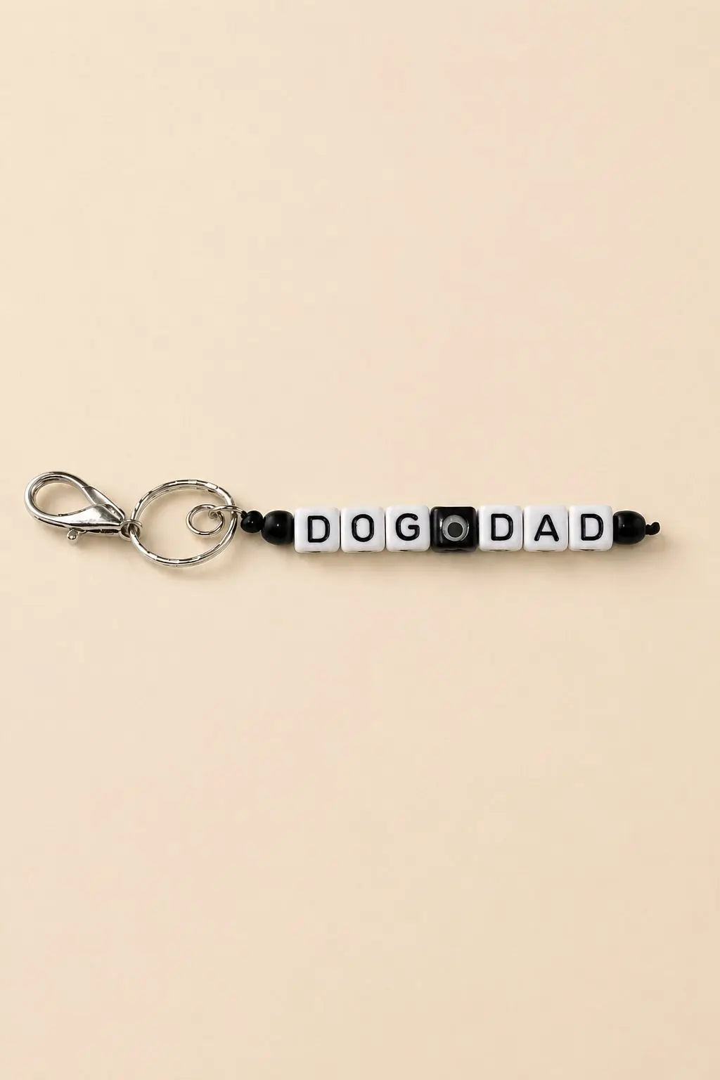 Porte-clef Dog Dad en perles acryliques blanches lettres noires et mauvais œil sur anneau argenté
