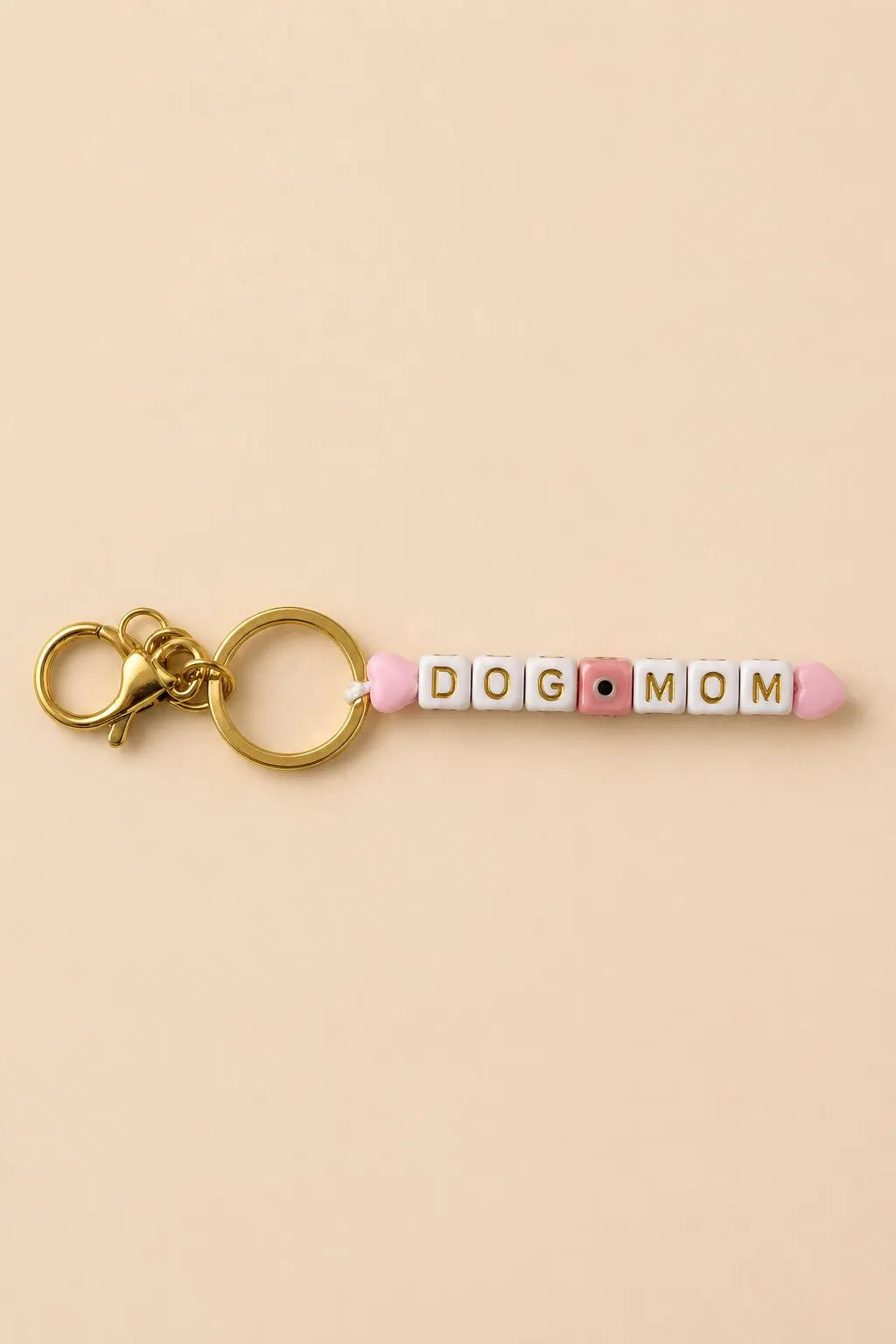 Porte-clef Dog Mom en perles acryliques blanches lettres dorées et cœurs roses sur anneau doré