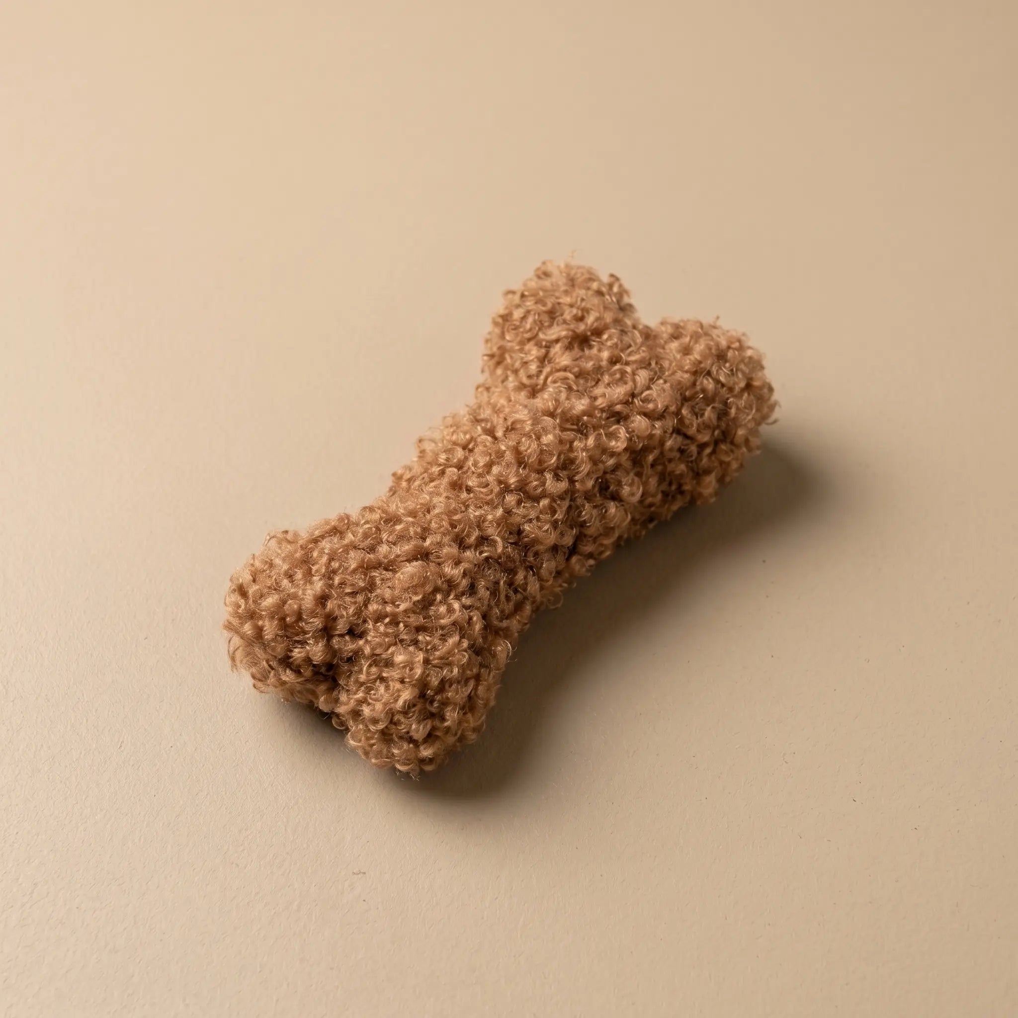Peluche doudou en forme d'os tissu teddy longues mèches pour chien

