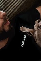 Dog Mom & Dog Dad — T-shirt brodé | Édition Signature
