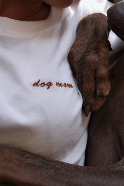 Dog Mom & Dog Dad — T-shirt brodé | Édition Signature