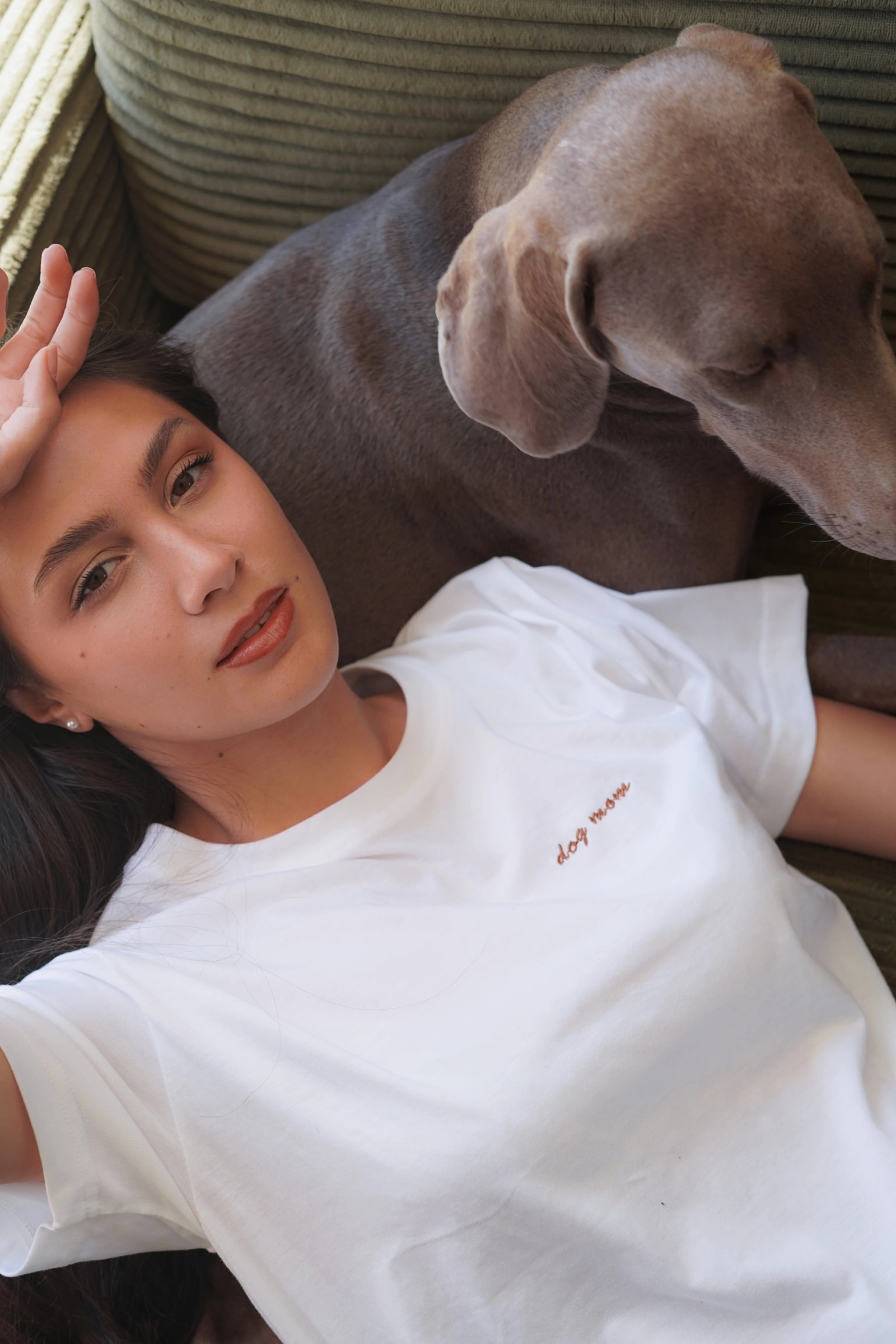 Dog Mom & Dog Dad — T-shirt brodé | Édition Signature