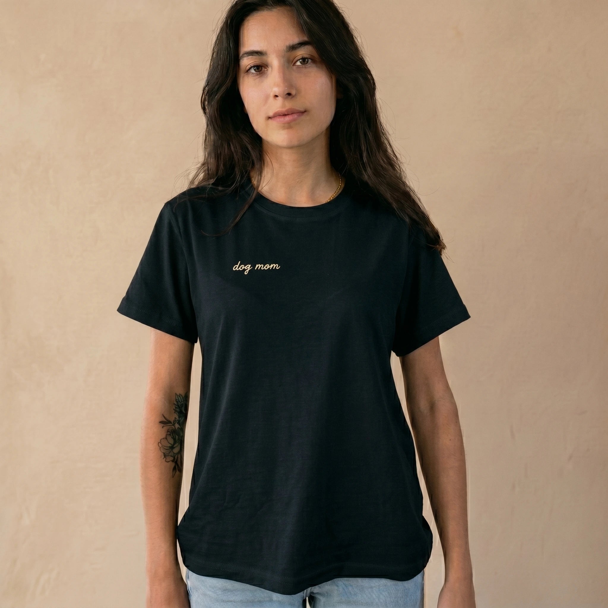 Dog Mom & Dog Dad — T-shirt brodé | Édition Signature