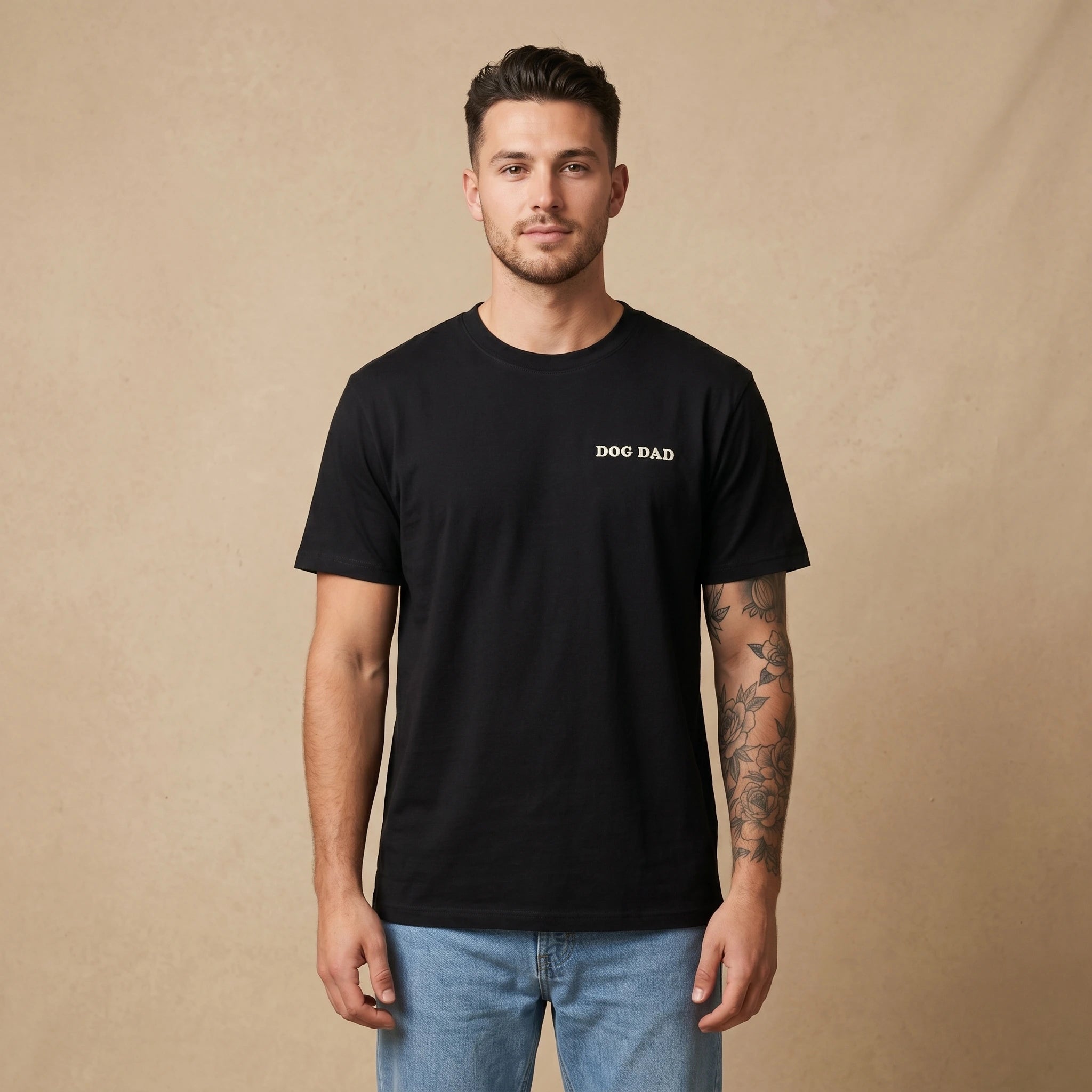 Dog Mom & Dog Dad — T-shirt brodé | Édition Signature