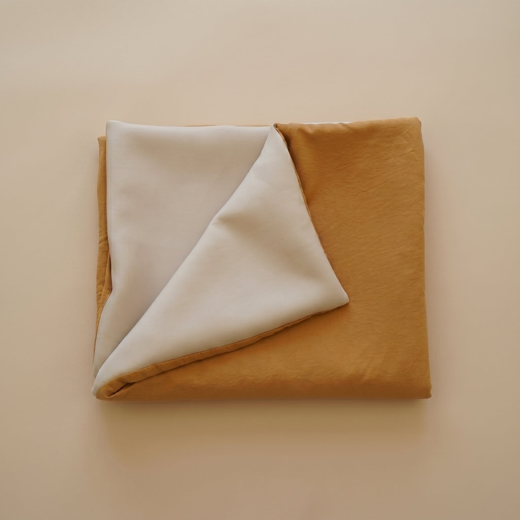 Plaid beige et moutarde pour chien et chat plié en tissu doux et respirant
