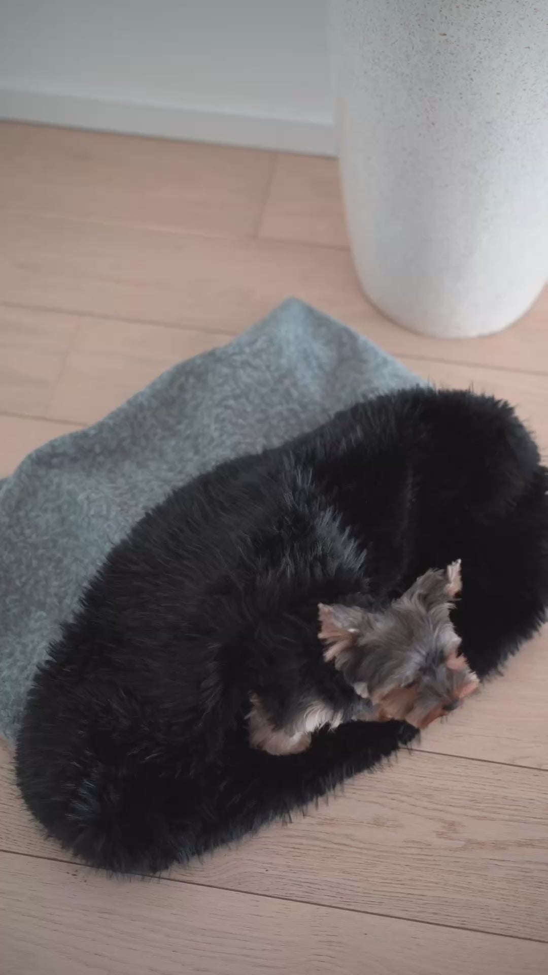 Gigoteuse cocon en laine et fausse fourrure, créant un espace sûr et relaxant pour chien