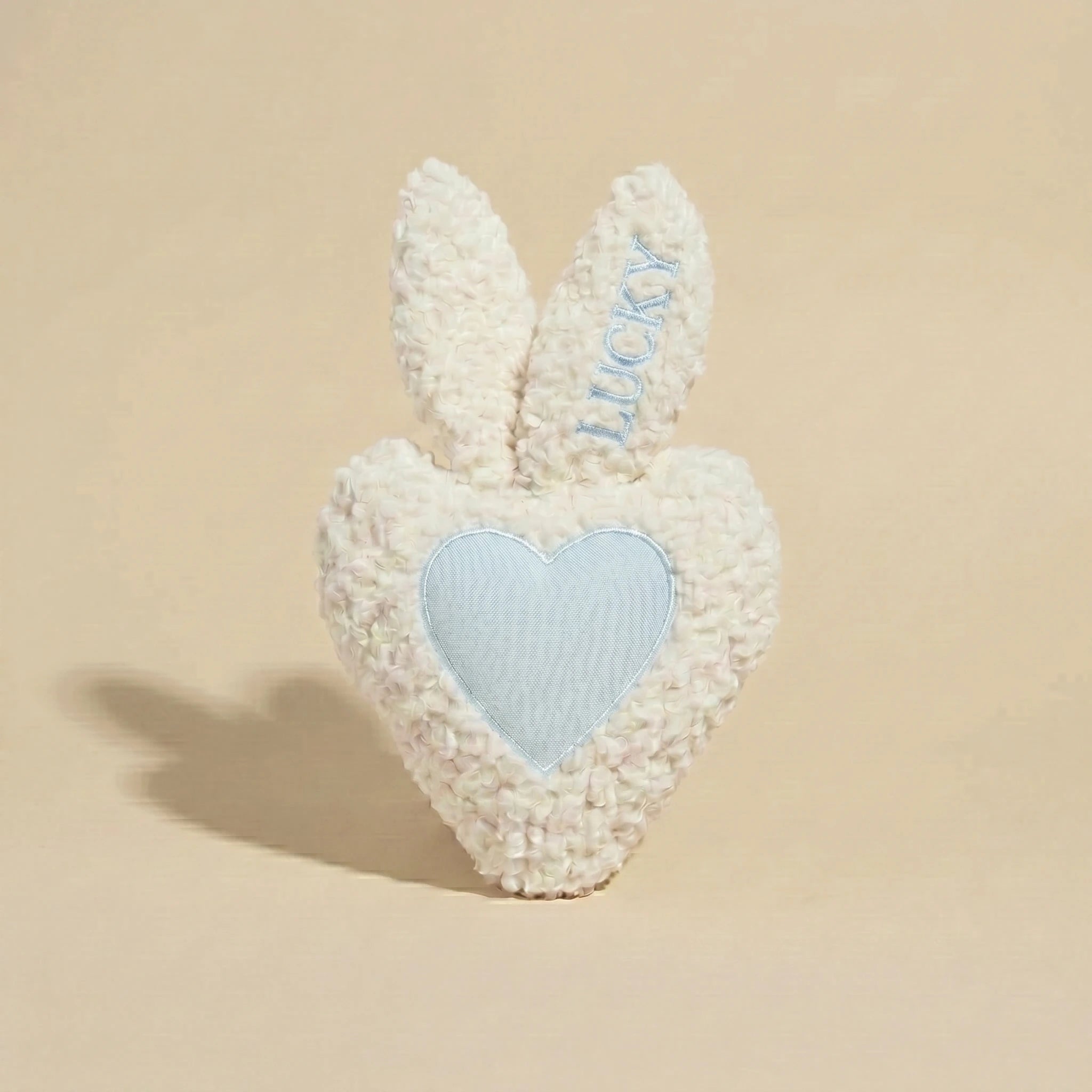 Peluche apaisante bleu et blanche brodée pour chien avec poche odeur du maître
